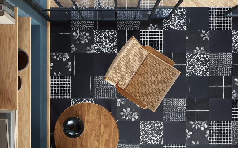 Carrelage noir et blanc à motifs Mutina Chymia