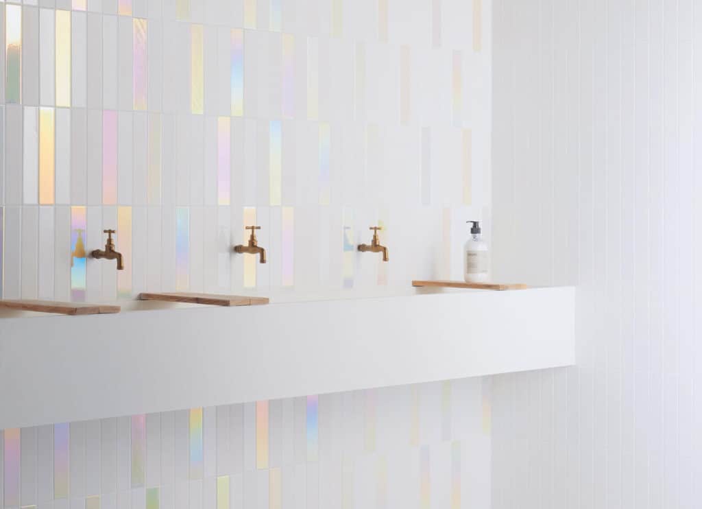 Carrelage blanc et reflets nacrés 4 teintes douces hologramme DULCE