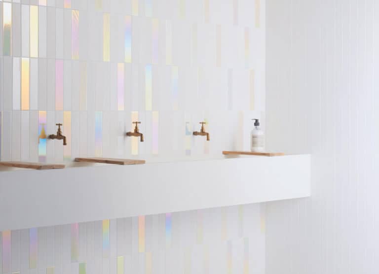 Carrelage blanc et reflets nacrés 4 teintes douces hologramme DULCE