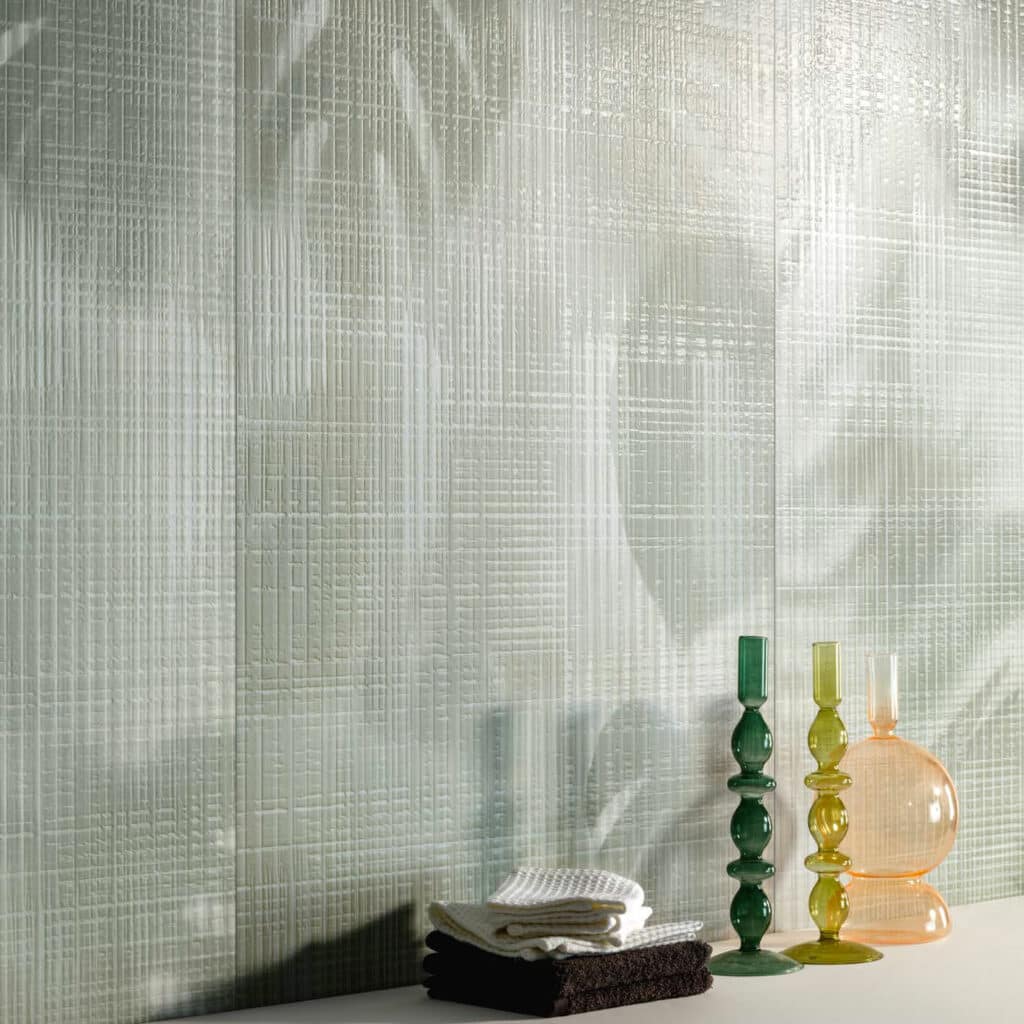 Carrelage mural effet vitre opaque avec plantes en transparence