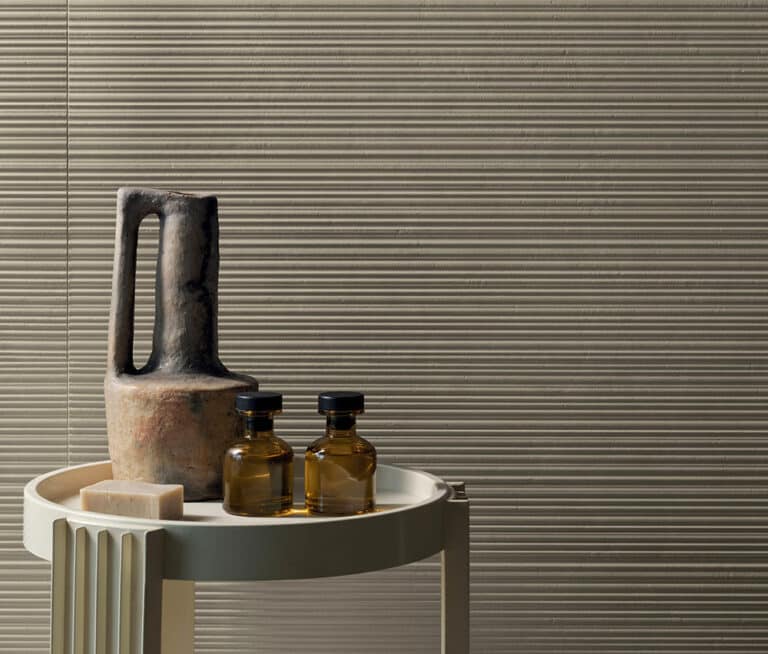 Habillage mural en relief esprit naturel ligne horizontales 60x120 cm en grès cérame Rifortina au magasin Porto Venere Montpellier