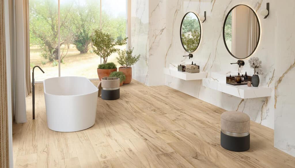 salle de bain avec carrelage imitation parquet bois clair Newwood