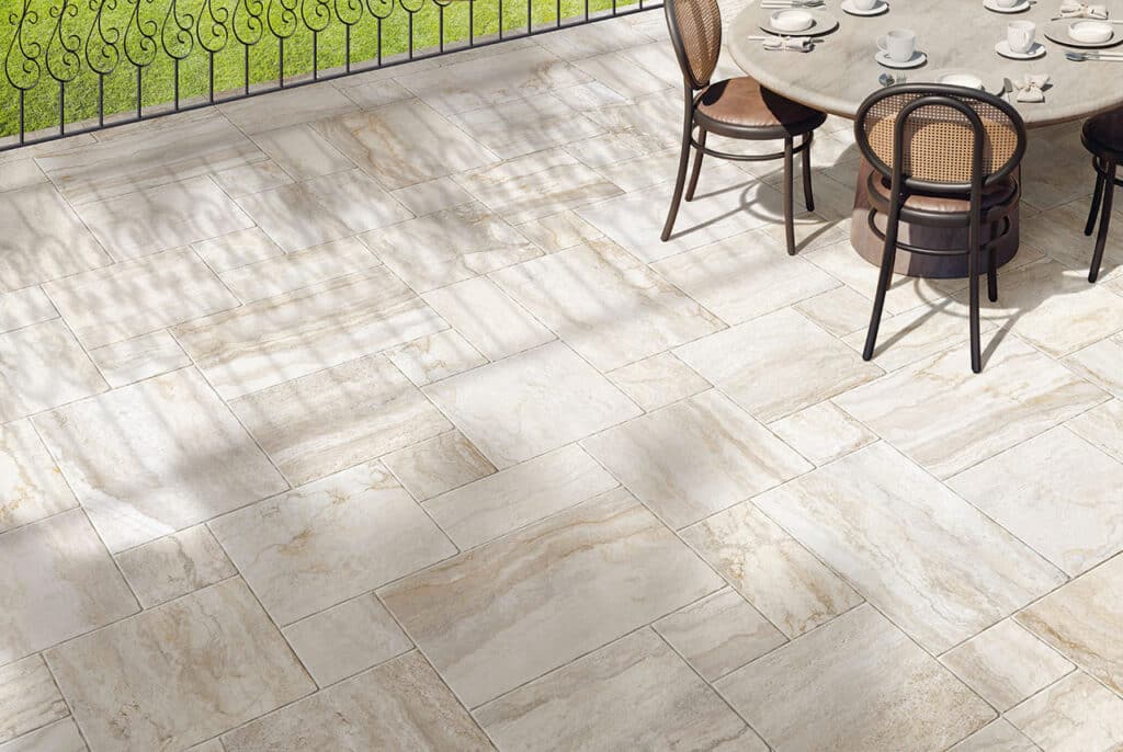 Carrelage terrasse effet pierre nuancée beige – Collection OPERA – Pose en opus modulé pour extérieur et intérieur, magasin Porto Venere Hérault 34