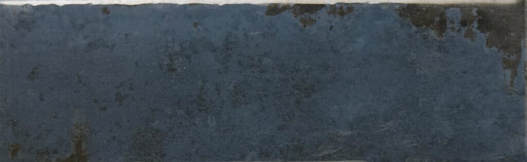 Carrelage bleu effet métal oxydé format brique 5x15 cm pour crédence murale salle de bain cuisine ou chambre