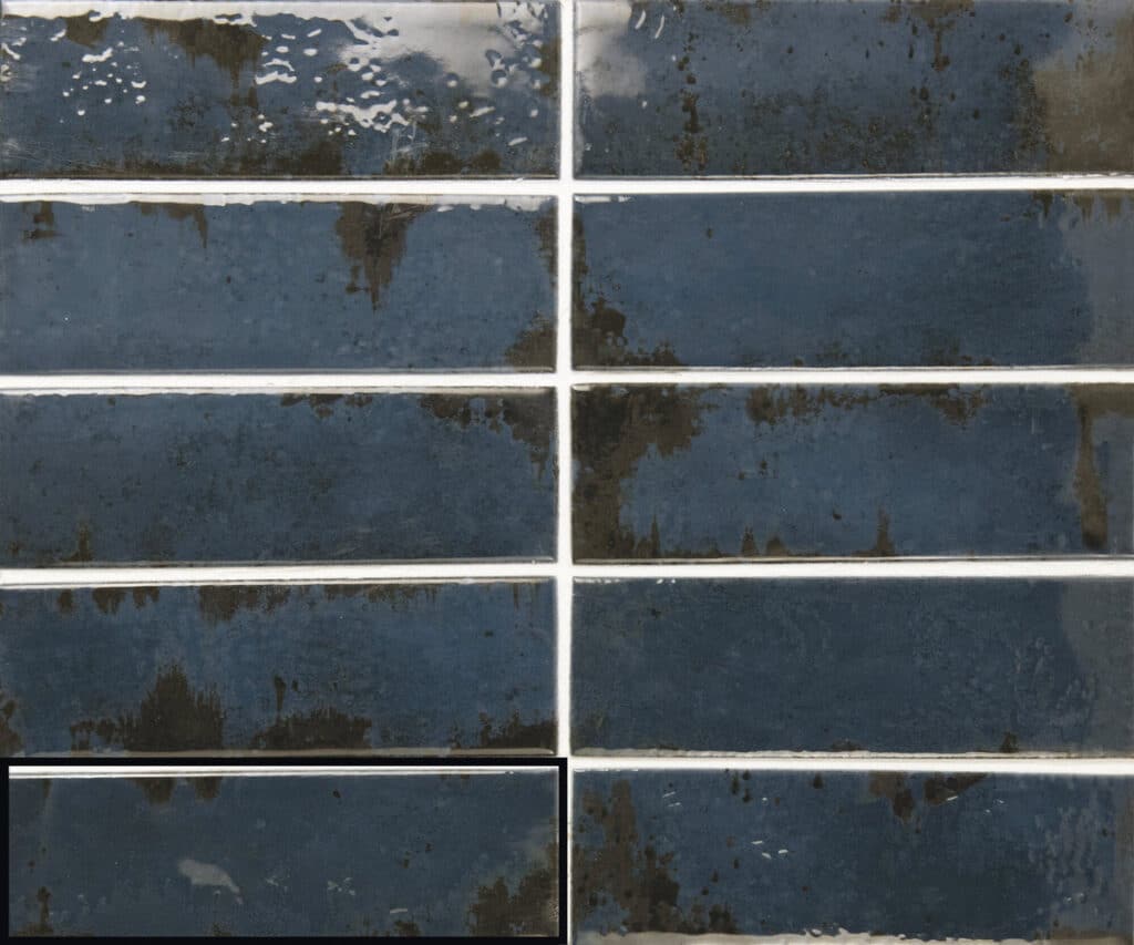 Carrelage bleu effet métal oxydé format brique 5x15 cm pour crédence murale salle de bain cuisine ou chambre
