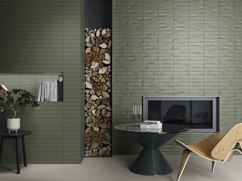 Habillage mural d'un mur de salon et cheminée en carrelage couleur vert olive lisse et à relief design PIMP Sap