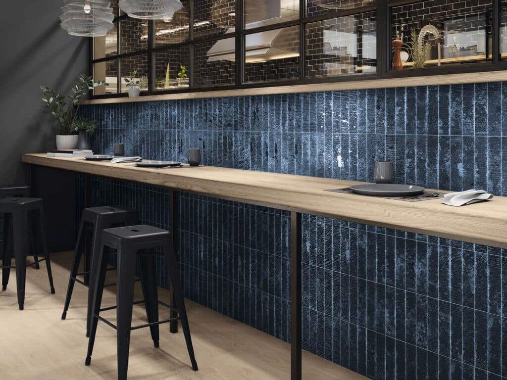 Carrelage mural comptoir de bar effet brique avec imperfections artisanales disponibles dans 20 coloris et 2 finitions KARRAA magasin PORTO VENERE à Montpellier 34