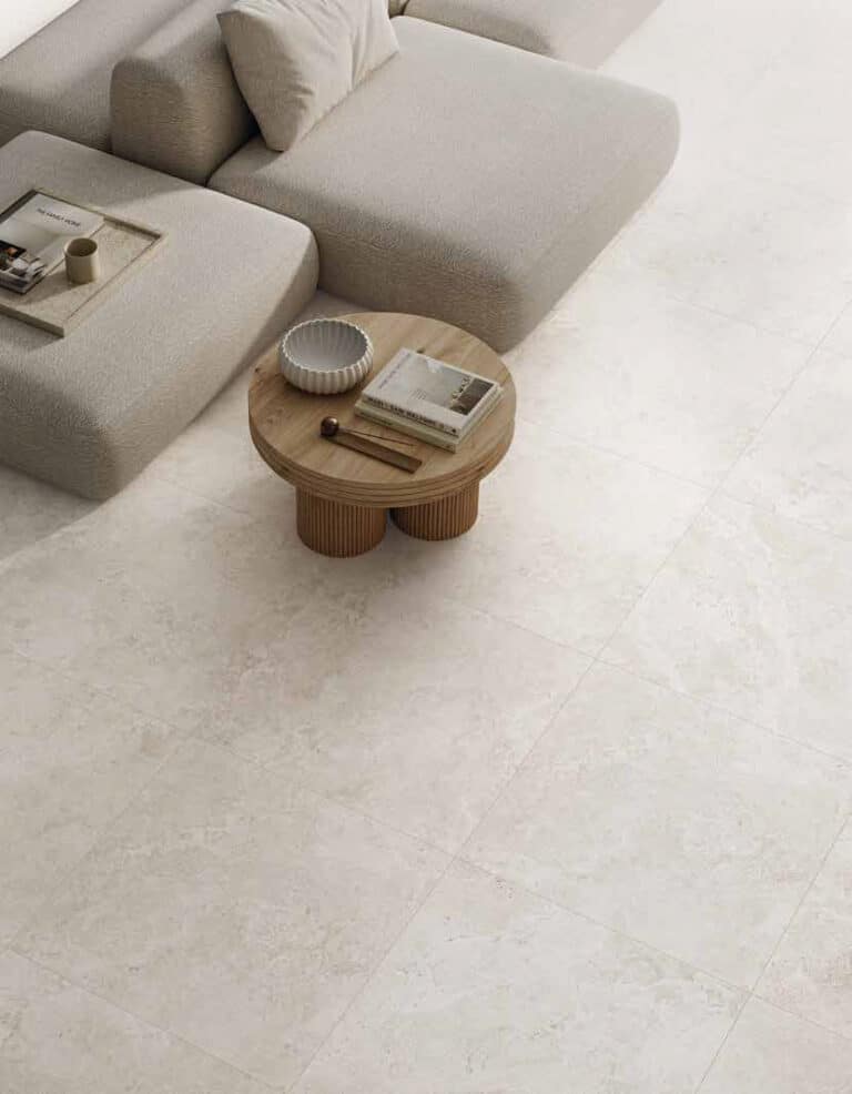 Salon salle à manger avec carrelage grès cérame effet pierre travertin haut de gamme KAPOSANO magasin de carrelages et pierres naturelles PORTO VENERE MONTPELLIER dans l'Hérault