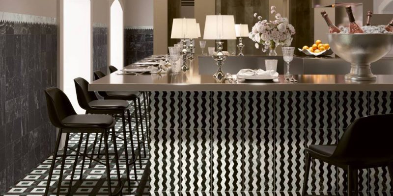 Sol décor Square, habillage bar décor Ribbon et mur noir + comb noir/blanc
