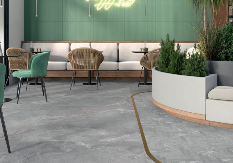 Carrelage-60×120-cm-et-décor-Arrow-en-grès-cérame-imitation-pierre-contemporaine-grise-ENDOUA-coloris-Rock-pour-sol-et-mur-Magasin-Porto-venere-près-de-Sète-34 Carrelage sol de restaurant en grès cérame coloris gris Rock 60x120 cm et décor Arrow 20x40 cm collection ENDUA magasin Porto Venere Montpellier