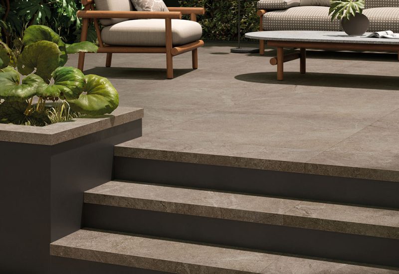 Carrelage-antidérapant-pour-terrasse-et-espaces-extérieurs-Coloris-Taupe-collection-Contempura-à-Montpellier-34