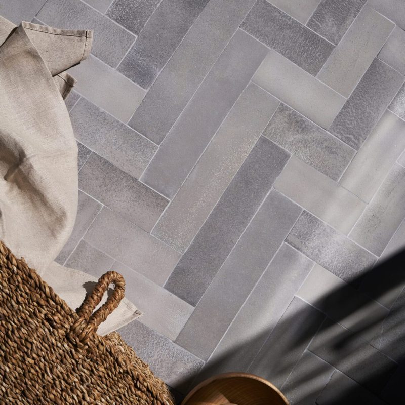 Carrelage artisanal effet terre cuite fait main en grès étiré Matera Cemento baton rompu