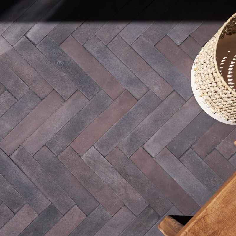 Carrelage artisanal effet terre cuite fait main en grès étiré Matera Ebano baton rompu