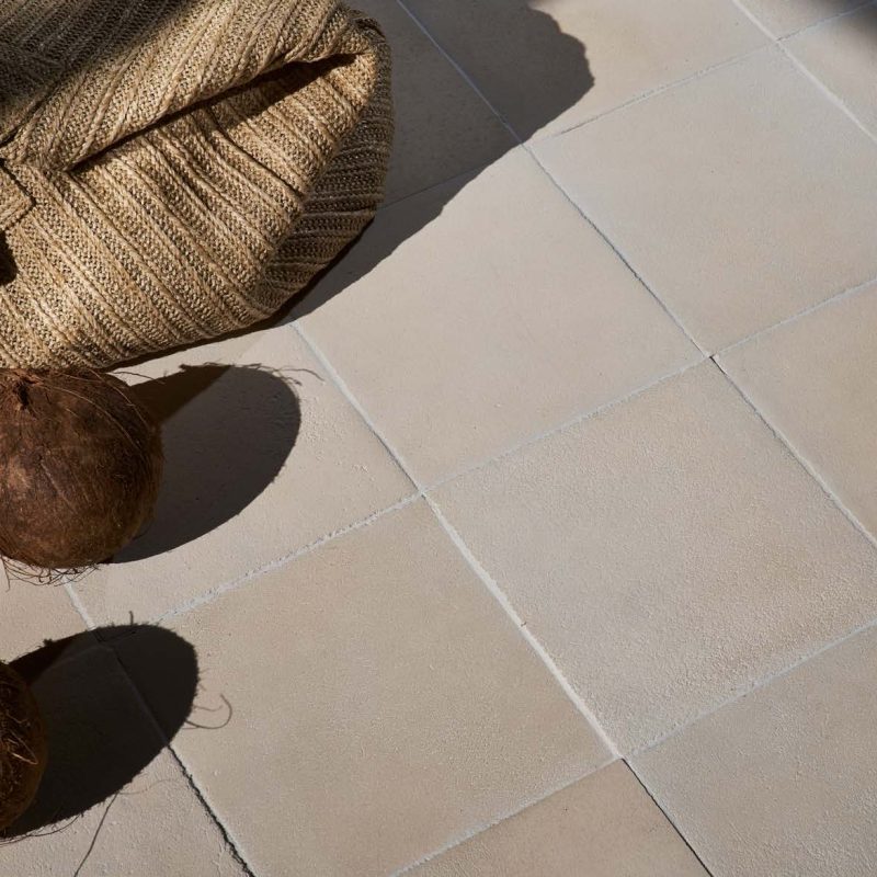 Carrelage artisanal effet terre cuite fait main en grès étiré Matera Gesso carré