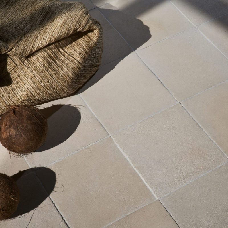 Carrelage artisanal effet terre cuite fait main en grès étiré Matera Gesso carré