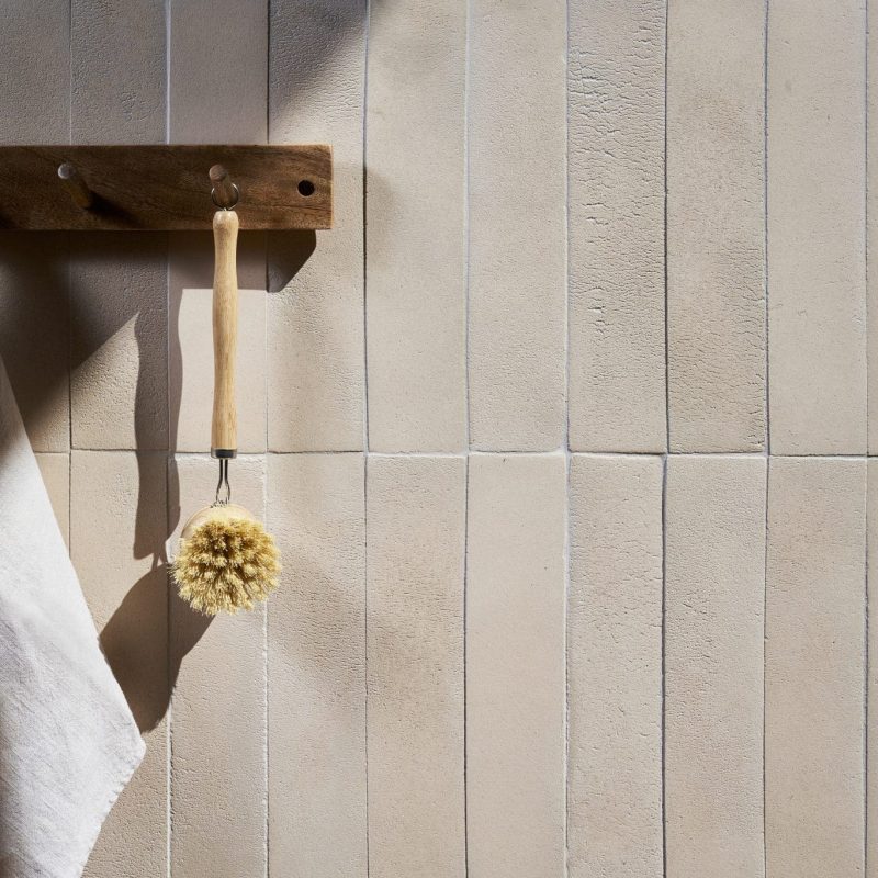 Carrelage artisanal effet terre cuite fait main en grès étiré Matera Gesso