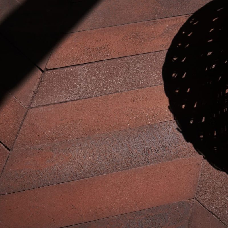 Carrelage artisanal effet terre cuite fait main en grès étiré Matera Mattone chevrons 2