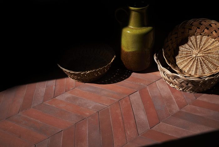 Carrelage artisanal effet terre cuite fait main en grès étiré Matera Mattone chevrons