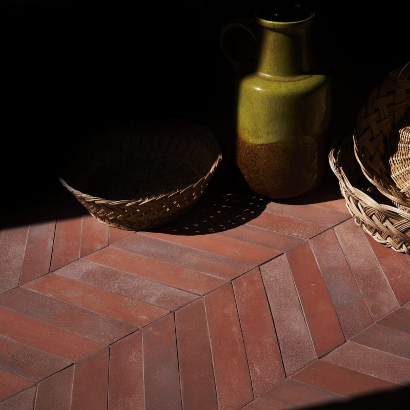 Carrelage artisanal effet terre cuite fait main en grès étiré Matera Mattone chevrons