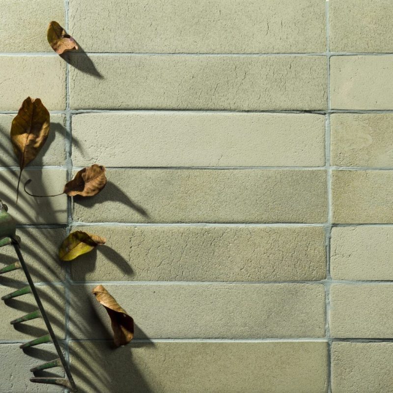 Carrelage artisanal effet terre cuite fait main en grès étiré Matera Onice