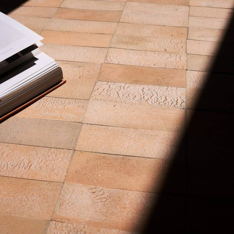 Carrelage artisanal effet terre cuite fait main en grès étiré Matera Sabbia