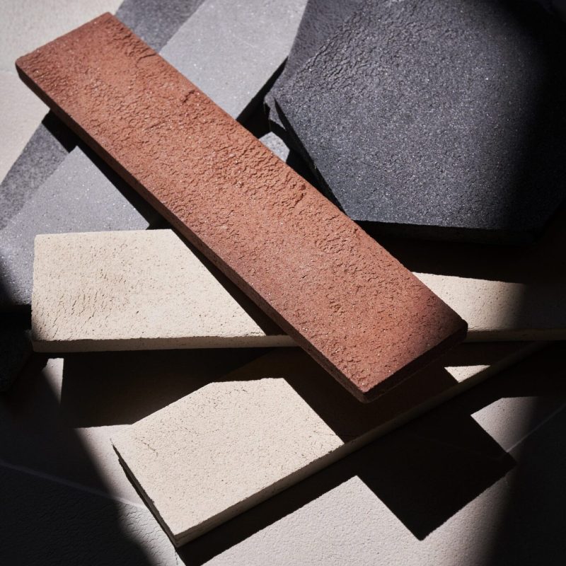 Carrelage artisanal effet terre cuite fait main en grès étiré Matera