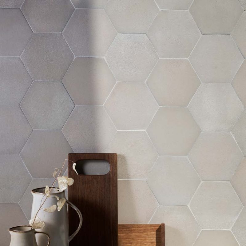 Carrelage artisanal effet terre cuite fait main en grès étiré hexagonal Matera Pietra