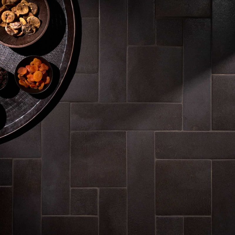 Carrelage artisanal haut de gamme en gres etiré Pantelleria Base Ossidiana et texture Ossidiana