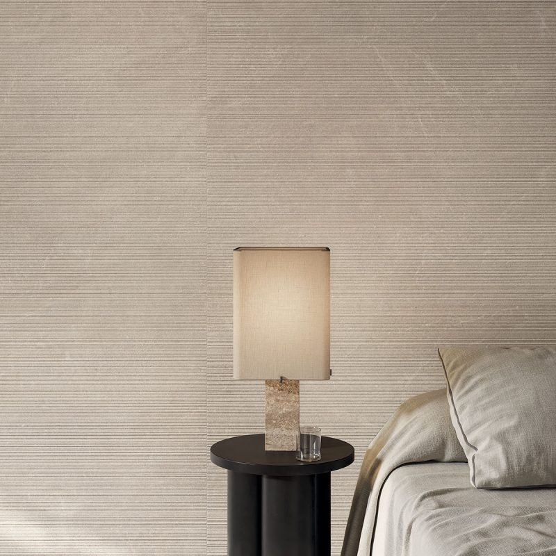 Carrelage aspect pierre naturelle cannelée Matera Beige Stripe ambiance murale