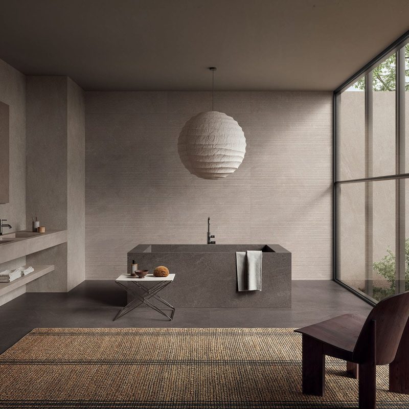Carrelage aspect pierre naturelle grand format épurée Matera Argil ambiance salle de bain 2