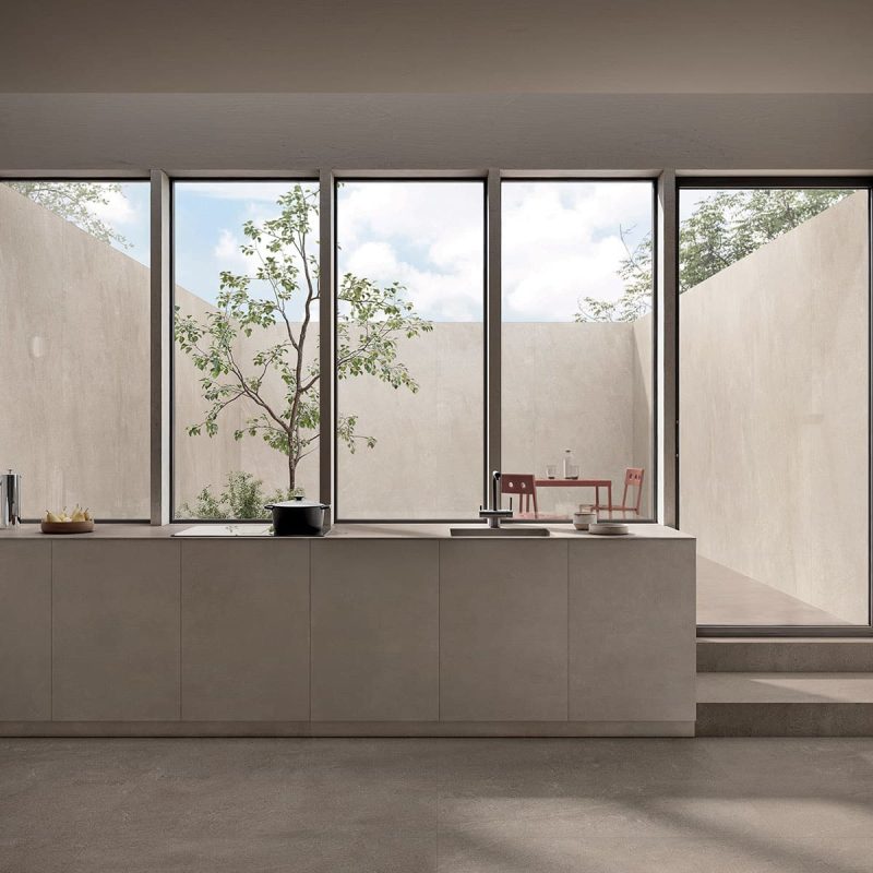 Carrelage aspect pierre naturelle grand format épurée Matera Beige ambiance cuisine 2
