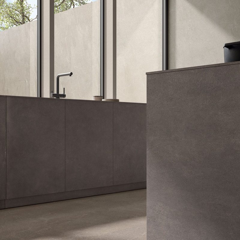 Carrelage aspect pierre naturelle grand format épurée Matera Beige ambiance cuisine 3