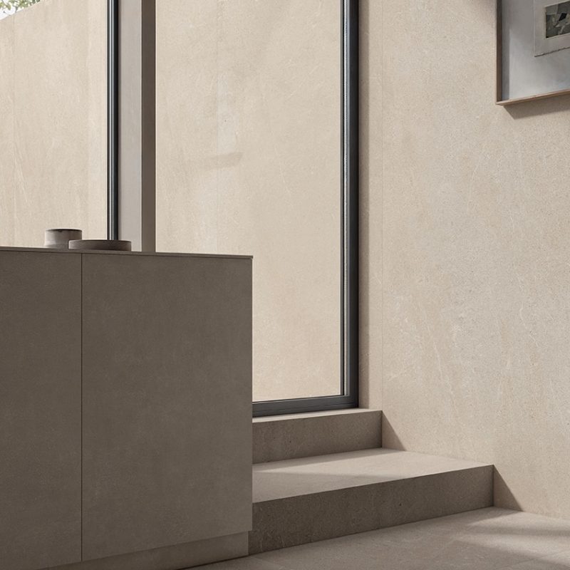 Carrelage aspect pierre naturelle grand format épurée Matera Beige ambiance cuisine
