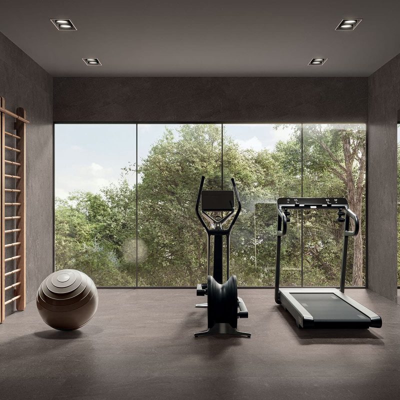 Carrelage aspect pierre naturelle grand format épurée Matera Moka ambiance salle de sport 2