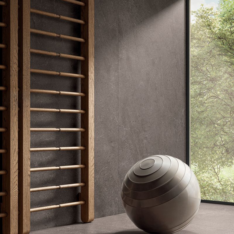 Carrelage aspect pierre naturelle grand format épurée Matera Moka ambiance salle de sport