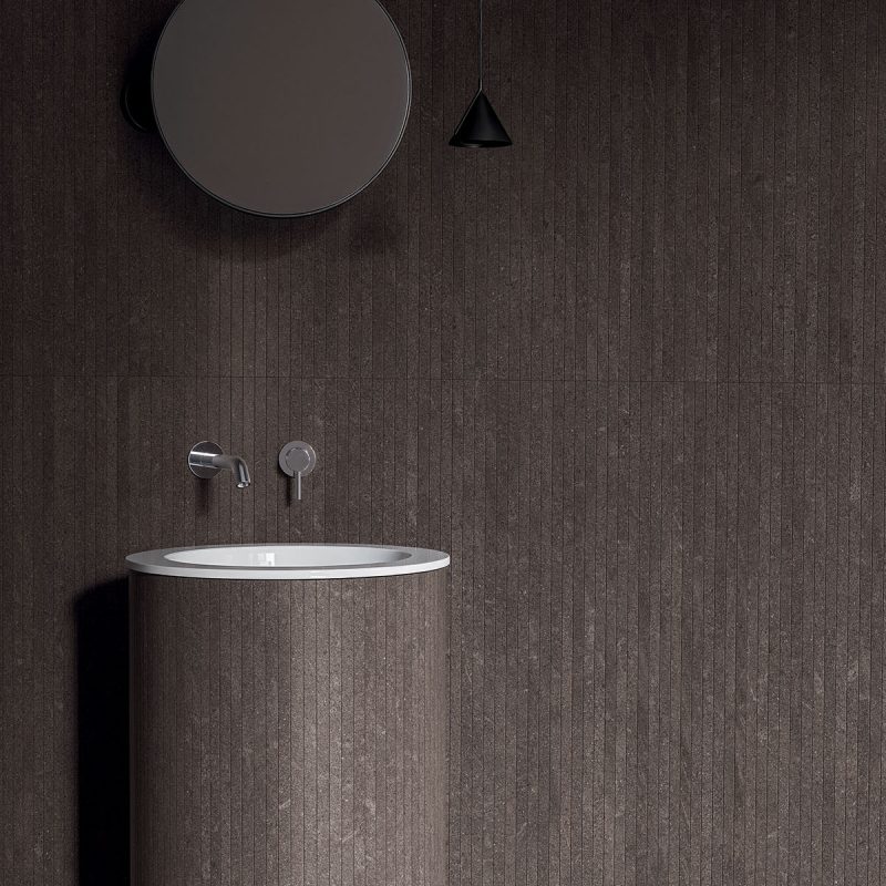 Carrelage aspect pierre naturelle grand format épurée Matera Moka listello ambiance bain spa