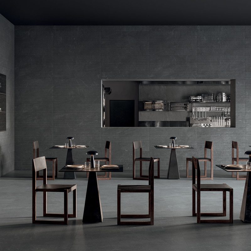 Carrelage aspect pierre naturelle grand format épurée anthracite Matera Dark ambiance restaurant