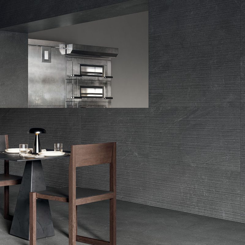 Carrelage aspect pierre naturelle grand format épurée anthracite Matera Dark ambiance sejour