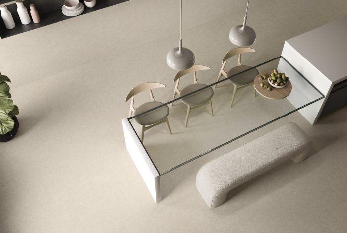 Salle à manger cuisine avec carrelage clair sable beige crème effet pierre contemporaine AWASSA pour intérieur et extérieur. Magasin de carrelages et faïences Porto Venere à Montpellier 34