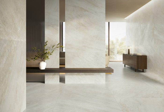 Villa contemporaine avec sols et murs en carrelage grès cérame clair de grand format 120x120 cm collection Ozigua - Magasin de carrelages Porto Venere Montpellier proche de Agde 34