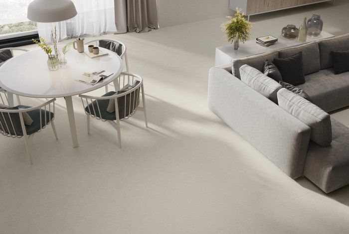 Salle à manger salon avec carrelage clair sable crème effet pierre contemporaine grand format 120x120 cm AWASSA pour intérieur et extérieur. Magasin de carrelages et faïences Porto Venere à Montpellier 34