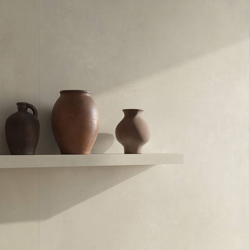 Carrelage effet béton minimaliste blanc uni Monticelli White ambiance murale