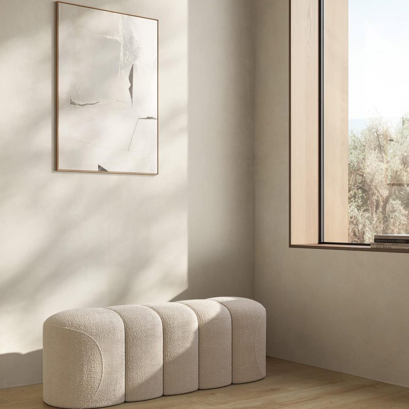 Carrelage effet béton minimaliste uni Monticelli Beige grandes plaques murales ambiance chambre 2