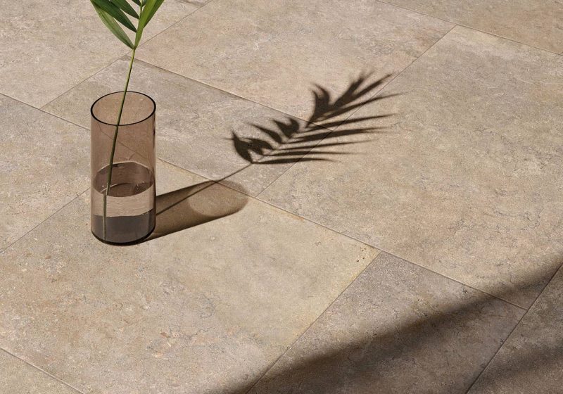 Carrelage effet pierre pose en différentes tailles en intérieur et extérieur d'une villa design Porto Venere à Montpellier 34