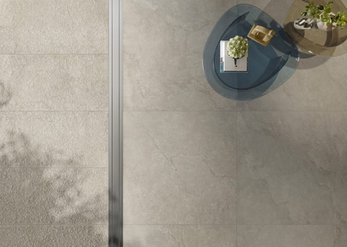 Coloris Clay finition antidérapante Rough en terrasse 60x120 cm et naturelle à l'intérieur 120x120 cm