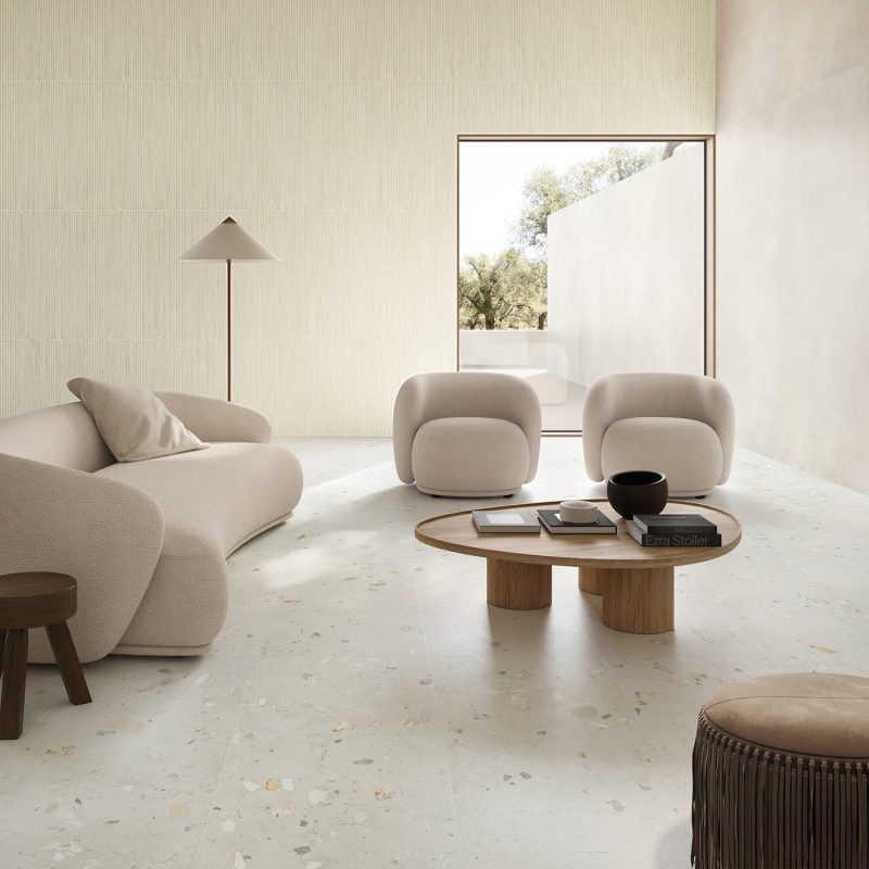 Carrelage effet terrazzo minimaliste blanc Monticelli White Ciottolo ambiance sejour villa contemporaine