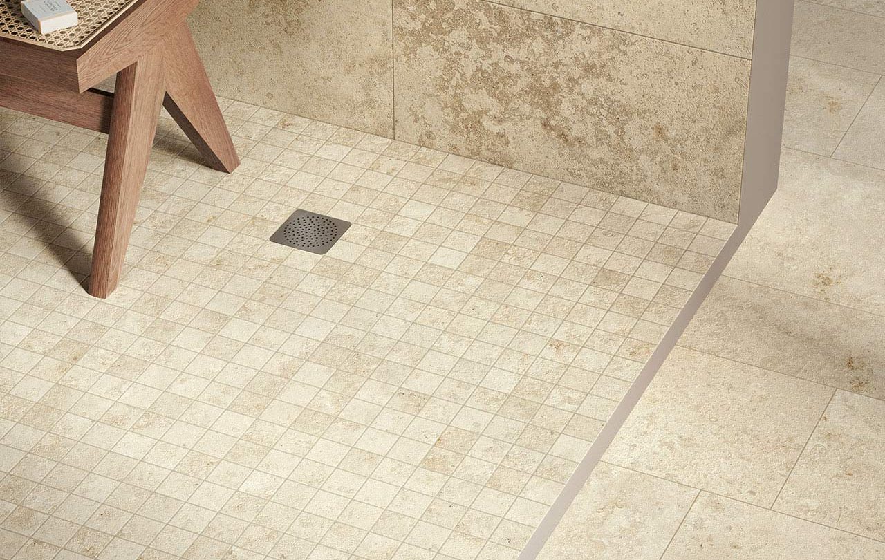 Trias Crema mosaïque 30x30 cm et multiformat au sol et Trias beige 30x60 cm au mur