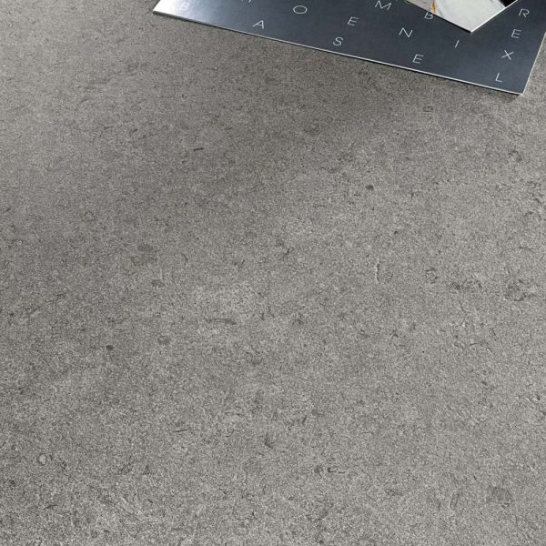 Carrelage gris en grès cérame aspect pierre calcaire naturelle 4 coloris PUREZZA magasin de carrelages haut de gamme PORTO VENERE à Montpellier
