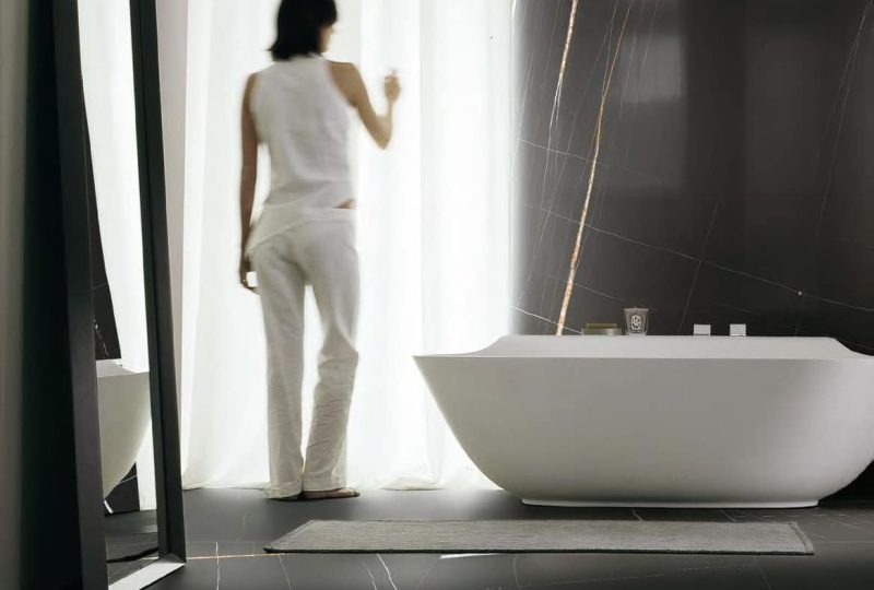 Carrelage-fin-6-mm-marbre-noir-veiné-Marblemore-Stone-Sahara-noir-pose-murale-maxi-format-salle-de-bain-proche-de-Sète-34