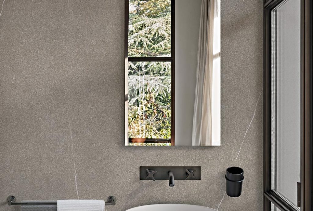 Carrelage-fine-épaisseur-6-mm-Drakara-brushed-light-mate-effet-pierre-piasentina-maxi-format-120-x-280-cm-mur-et-sol-salle-de-bain-à-Lattes-34